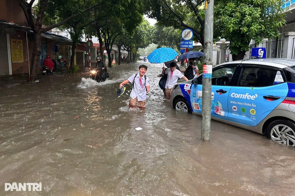 Hà Nội: Sẵn sàng kịch bản ứng phó nếu học sinh ở lại trường vì mưa lớn - 2