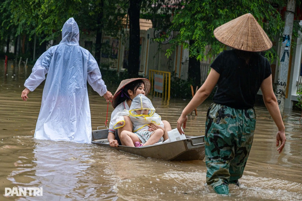 Hà Nội: Sẵn sàng kịch bản ứng phó nếu học sinh ở lại trường vì mưa lớn - 1
