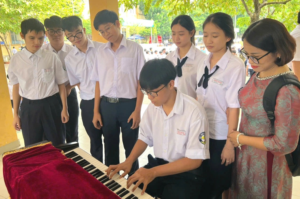 Cô lao công 55 tuổi tự học piano, thành “sao” trong mắt học sinh - 2