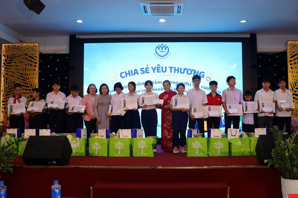 Tuyên dương 149 học sinh nghị lực, vượt khó học giỏi - 2