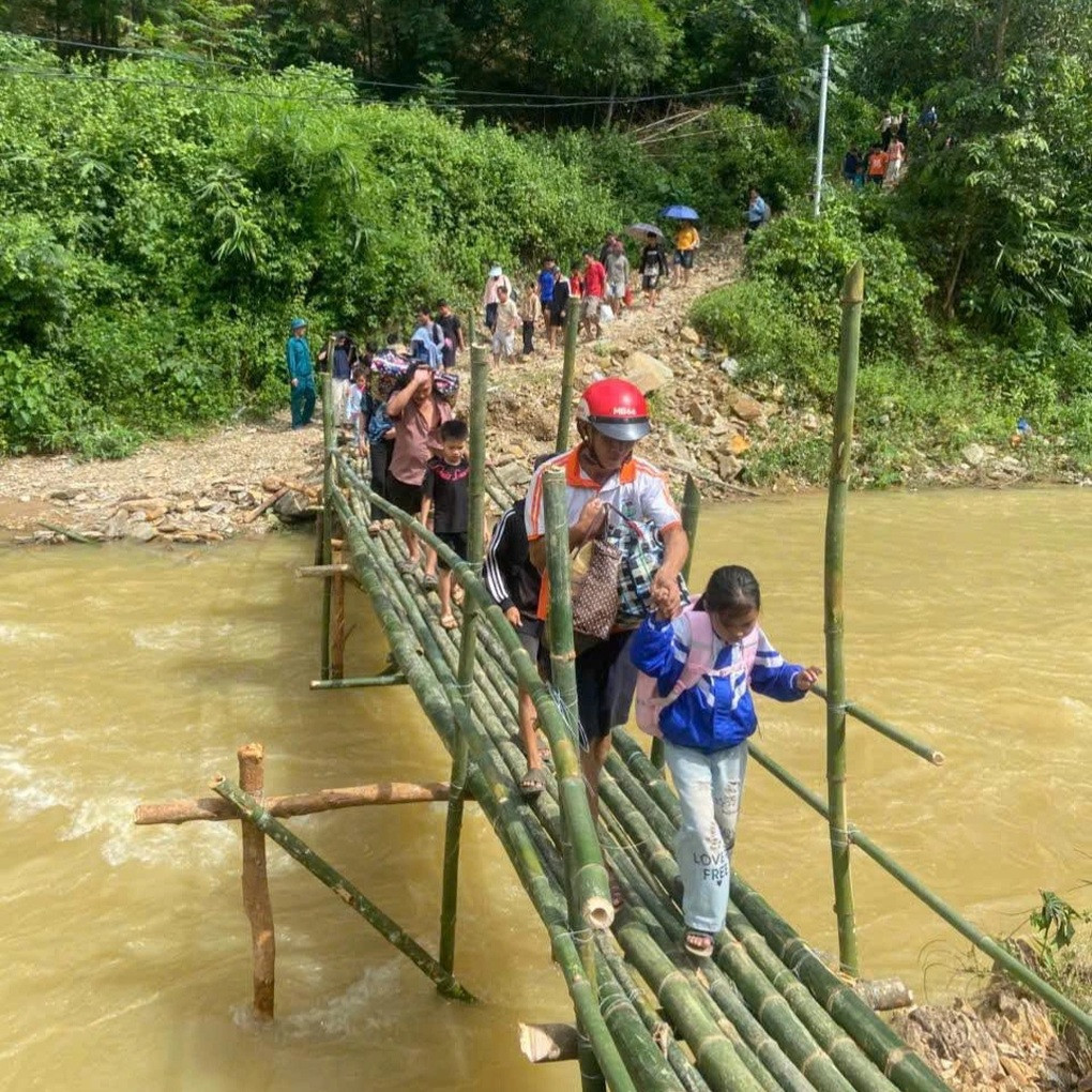 Làm cầu tạm đưa 172 học sinh vượt qua đoạn đường bị núi sạt lở vùi lấp - 2