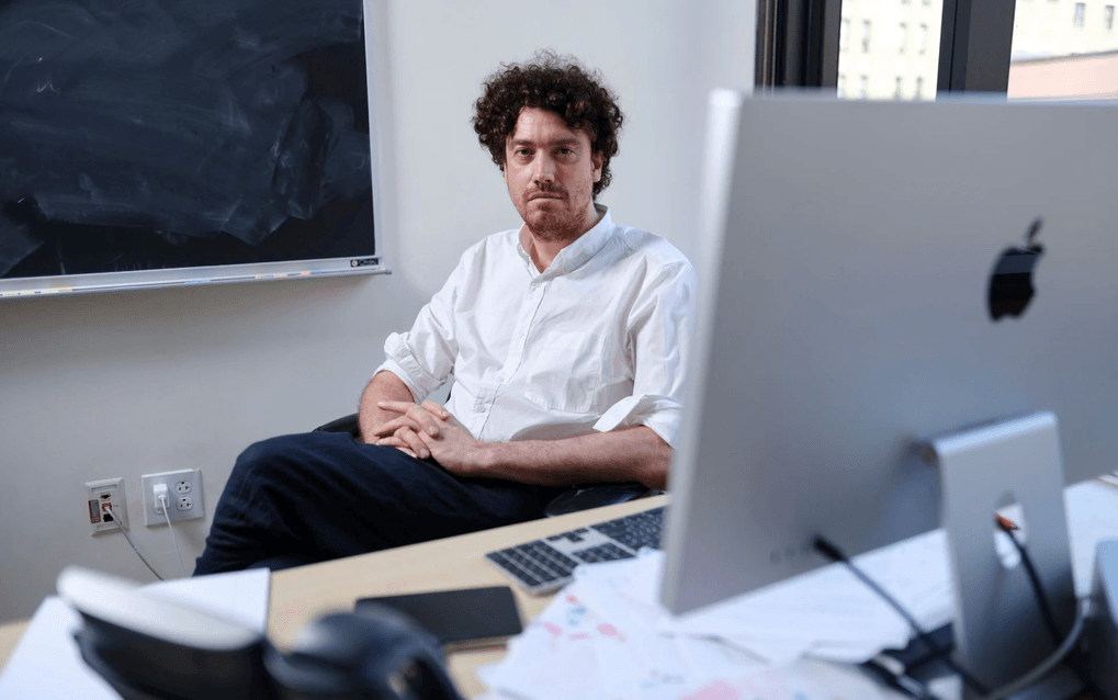 Tristan Buckmaster trong văn phòng làm việc ở Đại học New York. Ảnh: The Washington Post