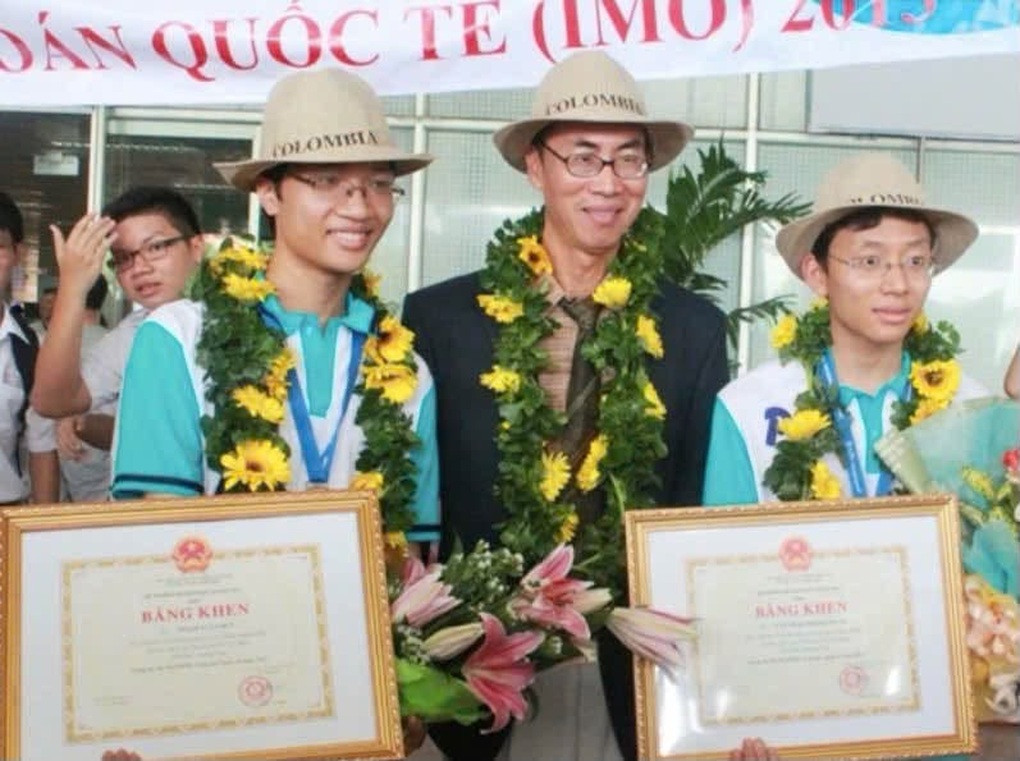 Bức ảnh huyền thoại Toán học Việt Nam và 2 học trò bất ngờ gây sốt - 1