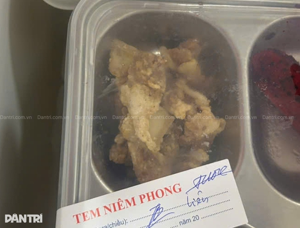 Vụ suất ăn toàn tóp mỡ: Phụ huynh loay hoay đi kiểm nghiệm mẫu thức ăn - 3