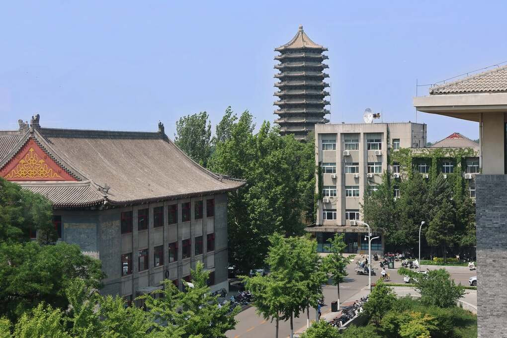 Bên trong khuôn viên Đại học Bắc Kinh, Trung Quốc. Ảnh: Fanpage trường