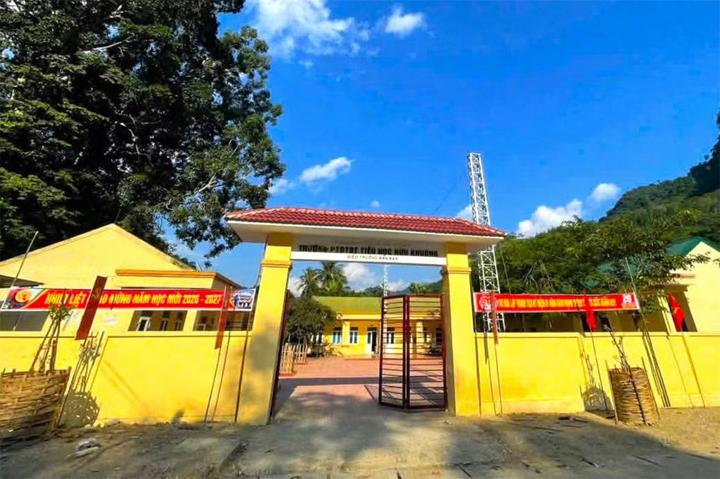 Cổng trường Phổ thông dân tộc bán trú Tiểu học và THCS Hữu Khuông. Ảnh: Hùng Lê