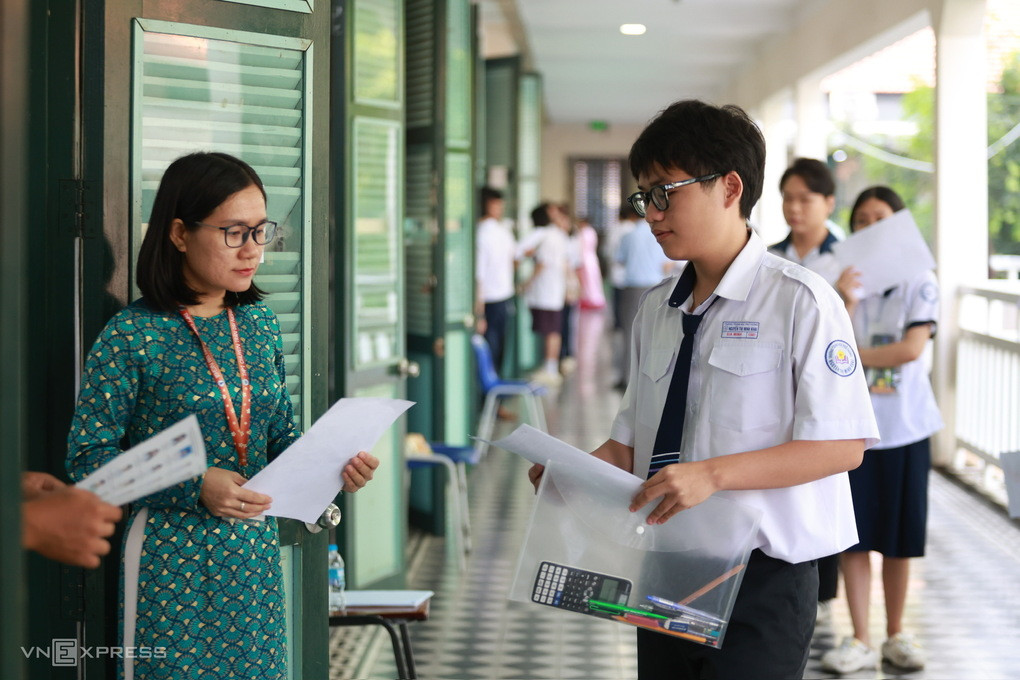 Giám thị và thí sinh trong kỳ thi tốt nghiệp THPT tại TP HCM, tháng 6/2026. Ảnh: Quỳnh Trần