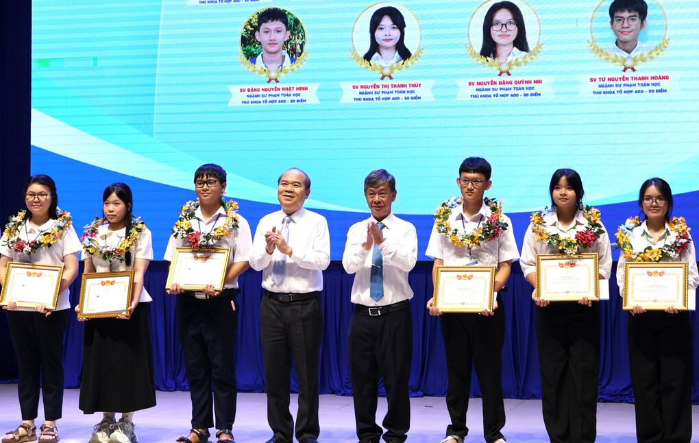 Các tân thủ khoa có điểm xét tuyển tuyệt đối được khen thưởng, ngày 27/9. Ảnh: Lệ Nguyễn