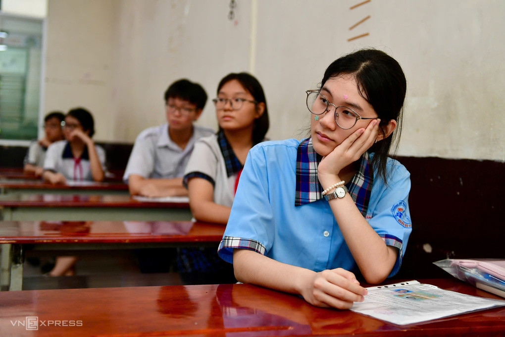 Thí sinh làm thủ tục thi lớp 10 TP HCM năm 2026. Ảnh: Thanh Tùng