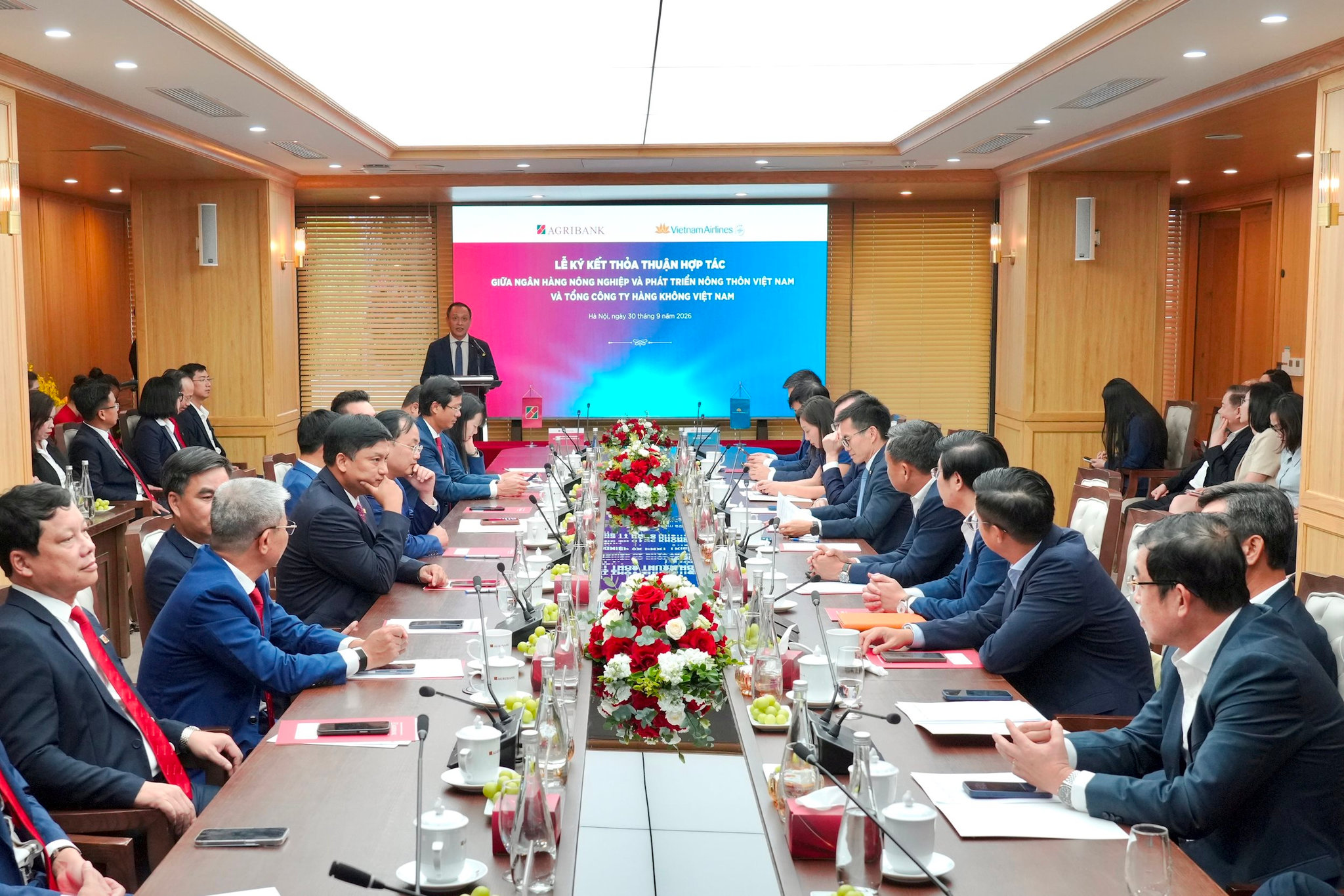 1.-toan-canh-buoi-le-ky-ket-thoa-thuan-hop-tac-toan-dien-giua-vietnam-airlines-va-agribank.jpg
