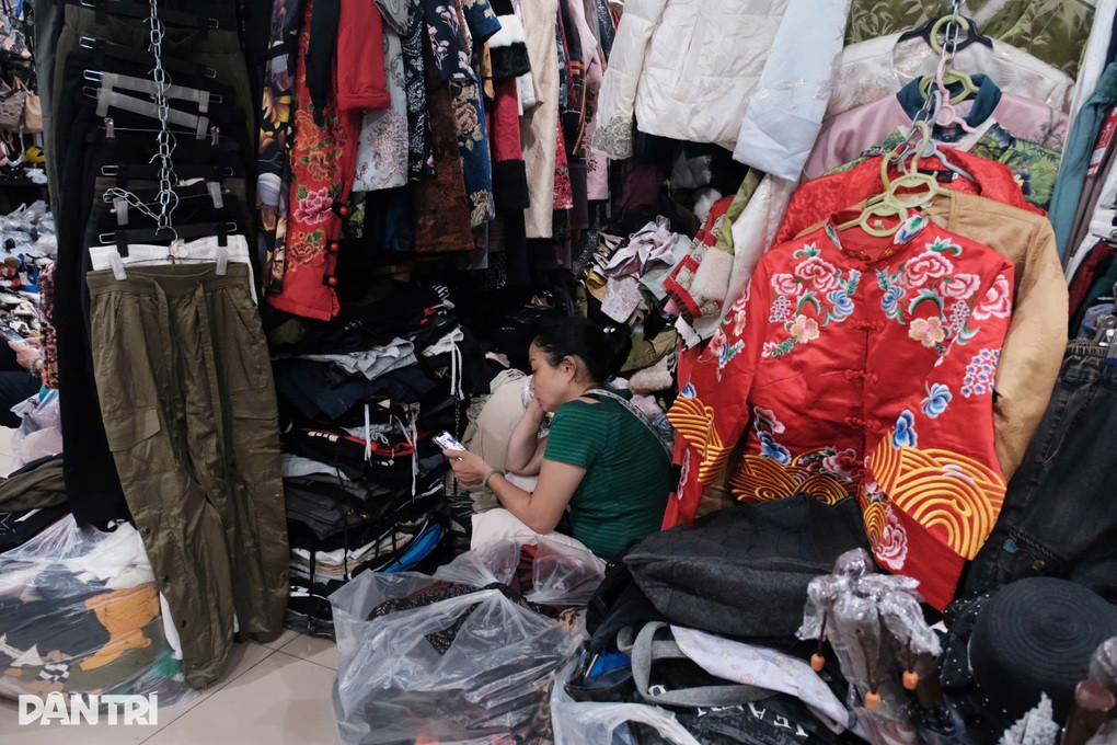Tiểu thương loạt chợ nổi tiếng Hà Nội: Ngồi cả ngày chỉ kiếm vài chục nghìn - 2
