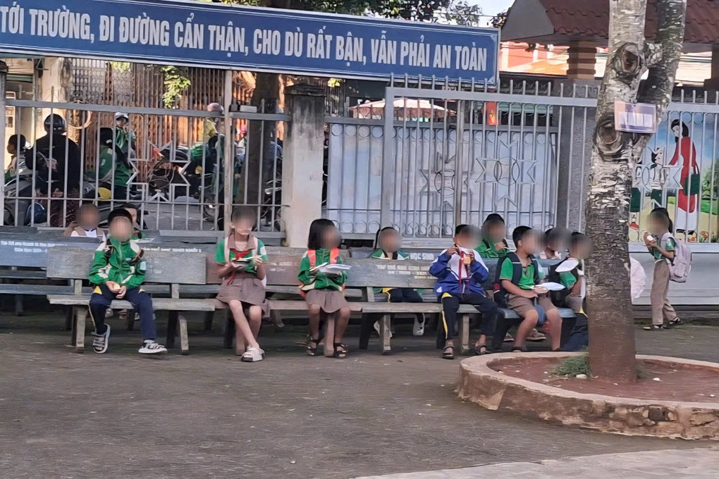 Vụ học sinh phải ăn sáng cạnh thùng rác: Chủ tịch phường yêu cầu chấn chỉnh - 2