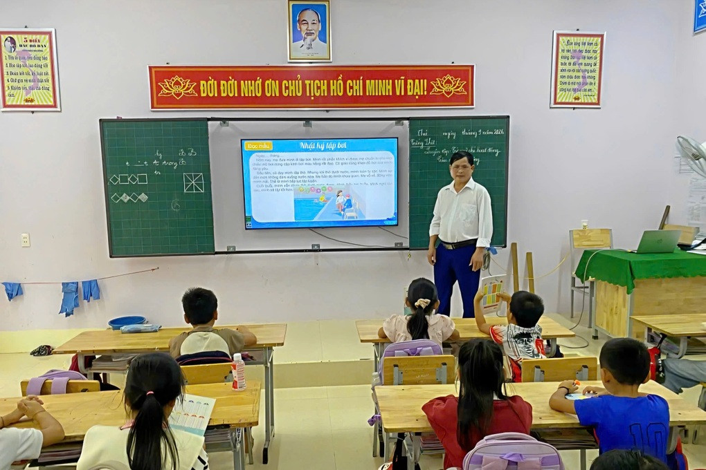 Thầy phó hiệu trưởng xin xuống làm giáo viên vì lý do đặc biệt - 1