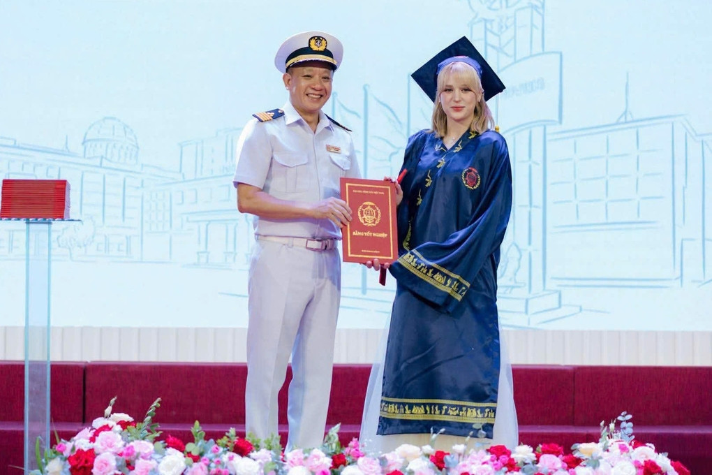 Hiba được Hiệu trưởng Đại học Hàng hải trao bằng tốt nghiệp hồi tháng 8/2026. Ảnh: NVCC