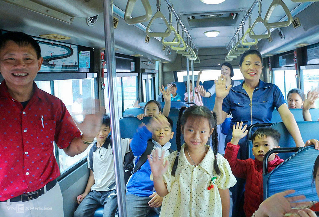 Học sinh Tiến Sơn được ôtô đưa đón dến điểm trường chính, ngày 1/10. Ảnh: Đức Hùng