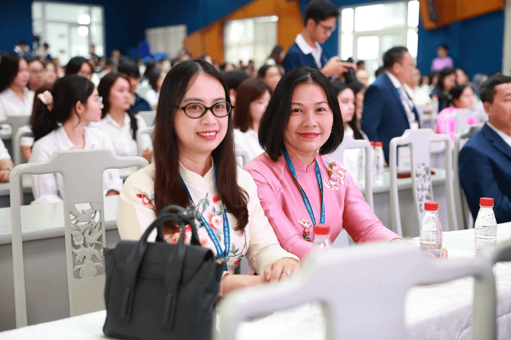 Hàng loạt đại học “trải thảm” tuyển giảng viên, tiến sĩ lương rất cao - 1