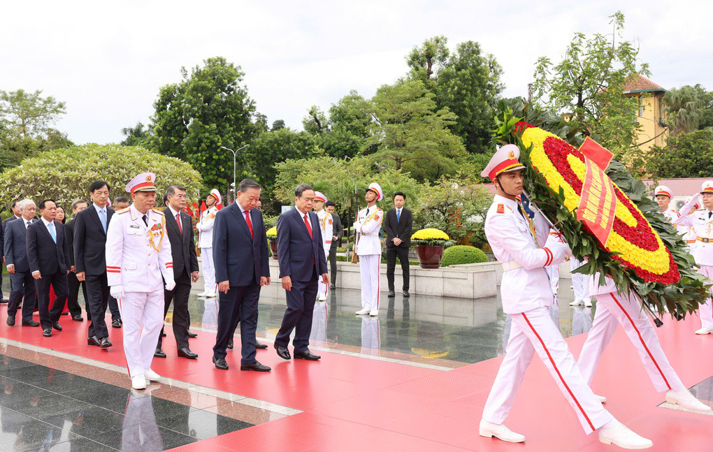 Tổng Bí thư, Chủ tịch nước Tô Lâm dẫn đầu đoàn đại biểu Ban Chấp hành Trung ương Đảng khóa 14 viếng Anh hùng liệt sĩ tại Đài tưởng niệm trên đường Bắc Sơn, sáng 5/10. Ảnh: Hoàng Phong