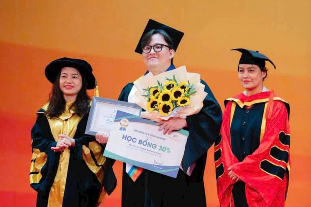 Từng không biết học để làm gì, thợ cơ khí trở thành thủ khoa ở tuổi 27 - 1