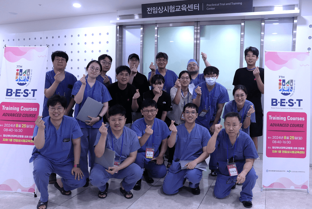 Khi đang học năm 2 nội trú, bác sĩ Minh Dũng (hàng dưới cùng, thứ 2 từ phải sang) trúng suất học bổng sang Hàn Quốc học 6 tháng về phẫu thuật lồng ngực, sau đó mới về Việt Nam hoàn thành tiếp năm thứ 3 nội trú, nên quá trình học kéo dài hơn. Ảnh: Bác sĩ cung cấp