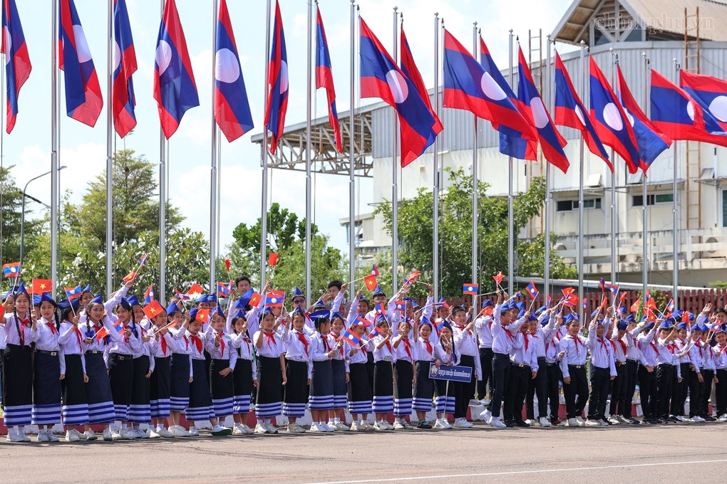 Các em học sinh Lào đón chào Thủ tướng Lê Minh Hưng. Ảnh: chinhphu.vn