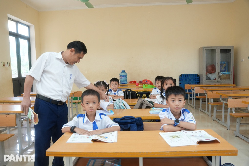 Diễn biến mới nhất vụ hơn 100 học sinh cả tháng không đi học - 1