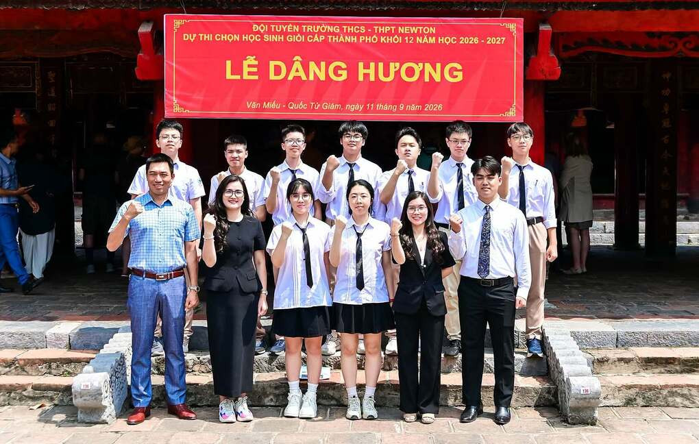 Học sinh và giáo viên trường THCS và THPT Newton tại lễ dâng hương trước khi tham dự kỳ thi học sinh giỏi thành phố, tháng 9/2026. Ảnh: Fanpage nhà trường