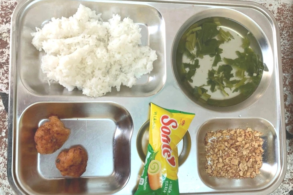 Xôn xao khay cơm bán trú chỉ có ít muối lạc và 2 miếng thịt viên - 1