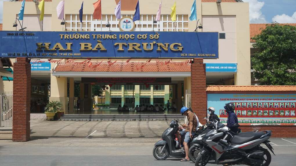 Phụ huynh đợi đón con ở cổng trường THCS Hai Bà Trưng, TP HCM, trưa 19/10. Ảnh: Nguyễn Quyên