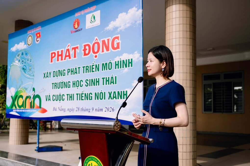 TS. Lê Thái Hà, Giám đốc Điều hành Quỹ Vì tương lai xanh, giới thiệu về cuộc thi Tiếng nói Xanh mùa 4 tại với học sinh tại Trường THPT Nguyễn Văn Thoại, Đà Nẵng. Ảnh: Tiếng nói Xanh