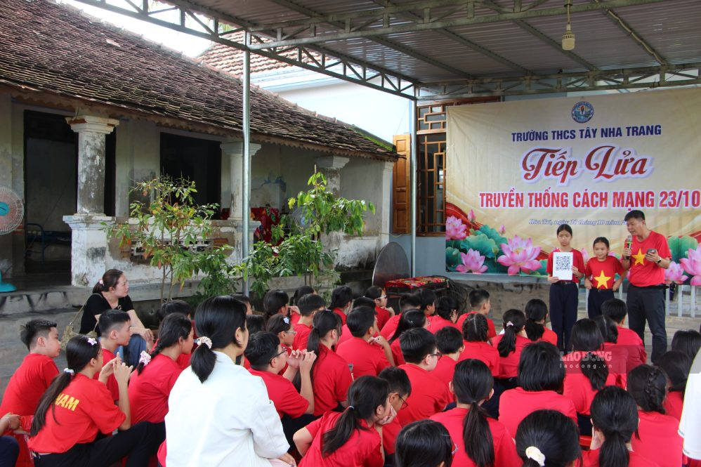 Học sinh, phụ huynh cùng tìm hiểu lịch sử tại ngôi nhà của liệt sĩ Võ Văn Ký. Ảnh: Phương Linh