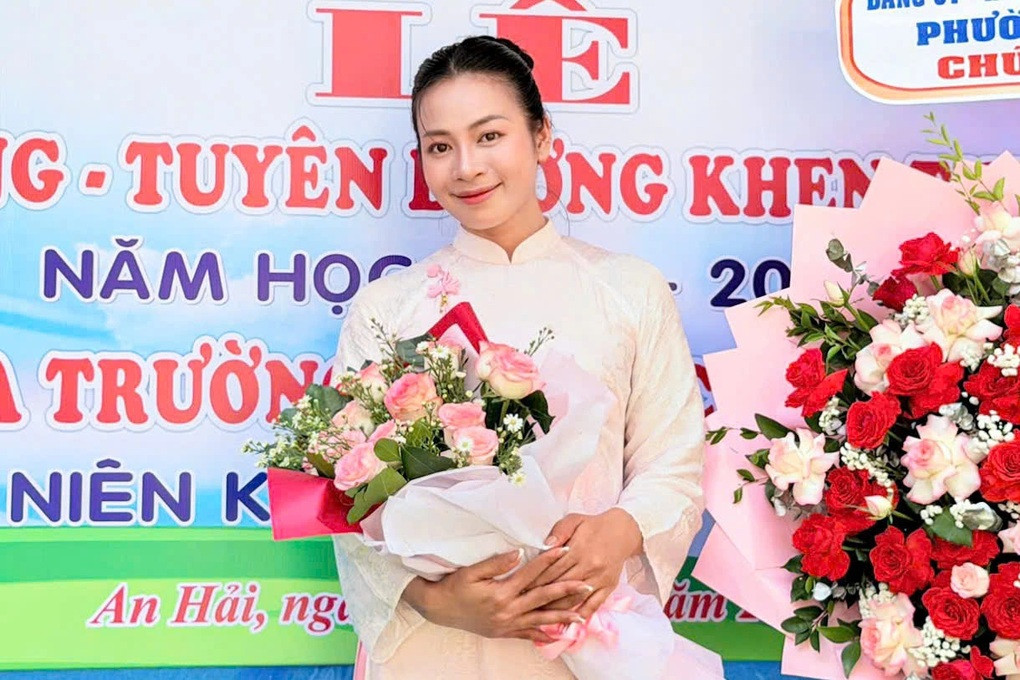 Nữ giáo viên xinh đẹp bất ngờ “gây sốt” - 2