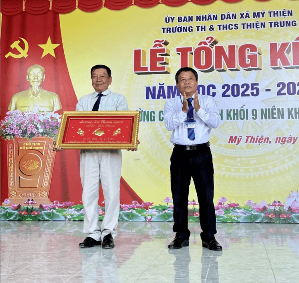 Thầy giáo đột quỵ nằm trên giường bệnh, bất ngờ hành động của trò cũ - 2
