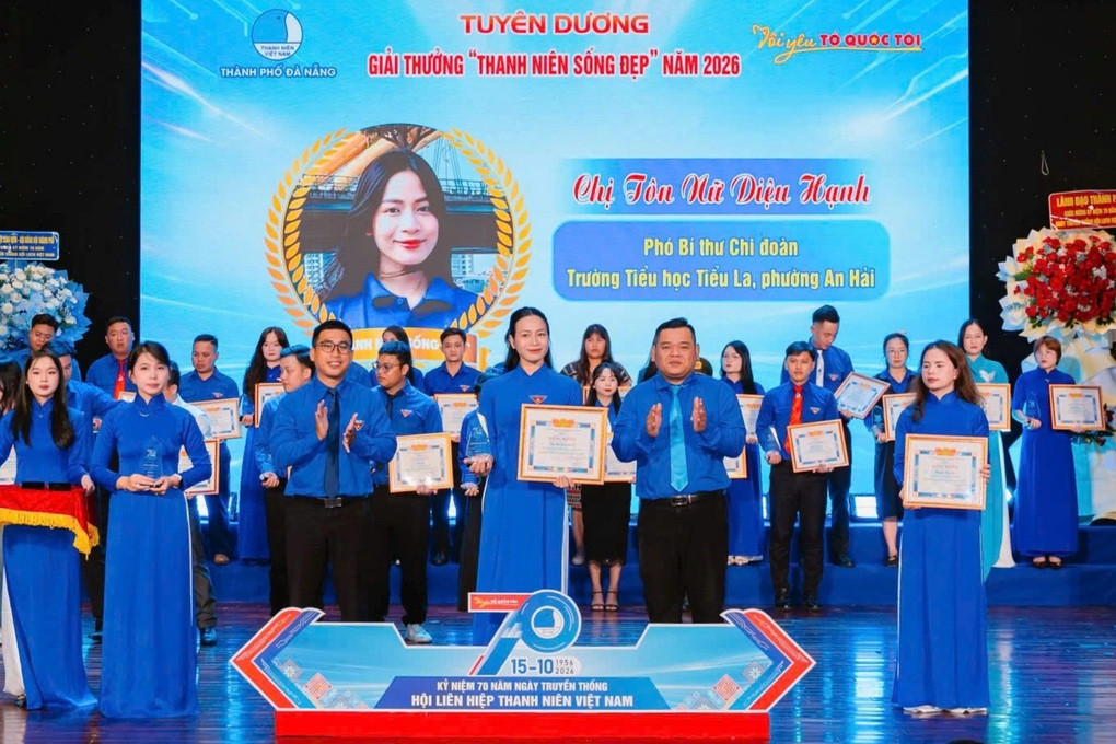 Nữ giáo viên xinh đẹp bất ngờ “gây sốt” - 1