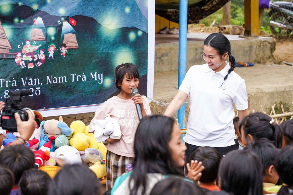 Nữ giáo viên xinh đẹp bất ngờ “gây sốt” - 3