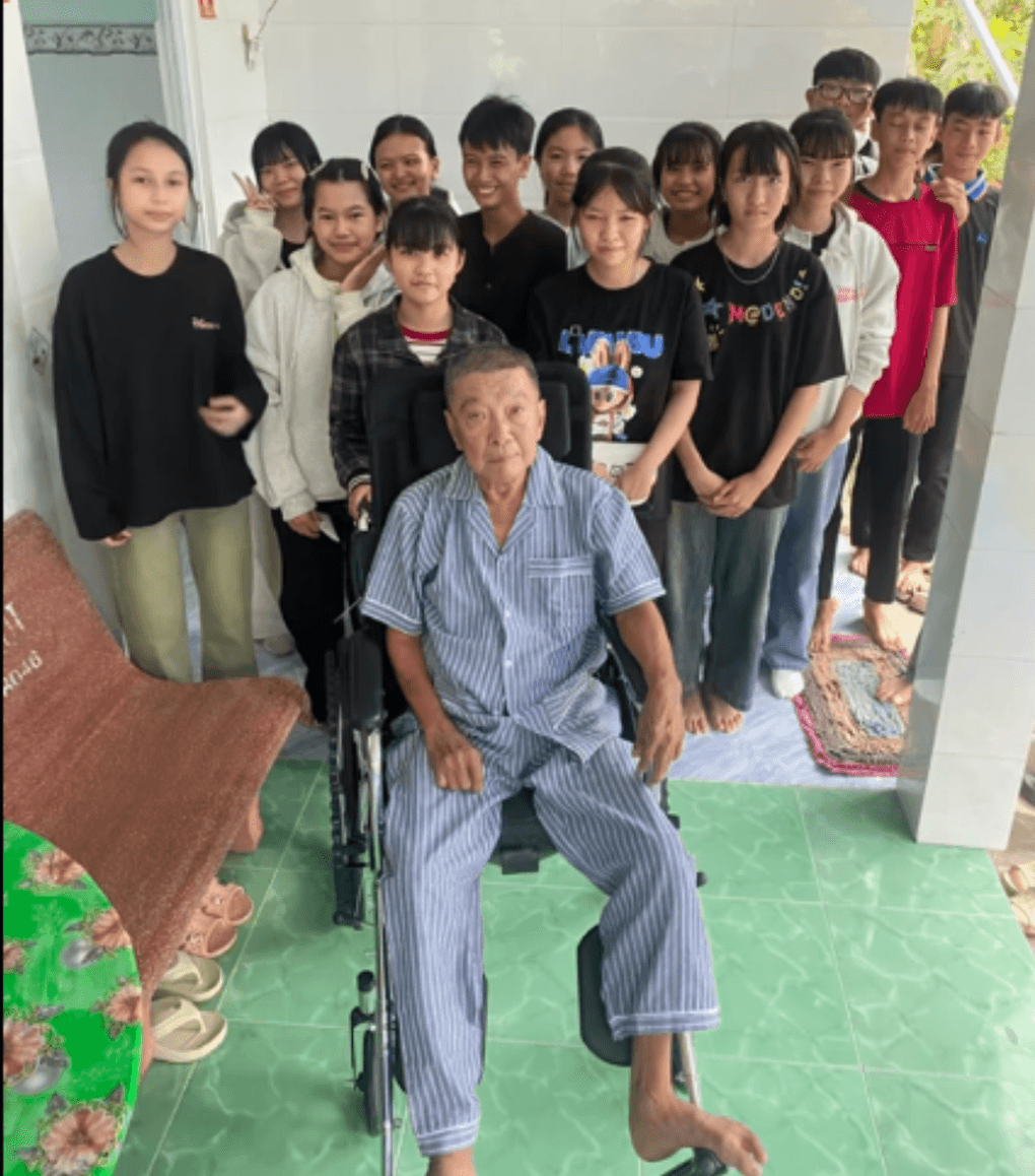 Thầy giáo đột quỵ nằm trên giường bệnh, bất ngờ hành động của trò cũ - 1