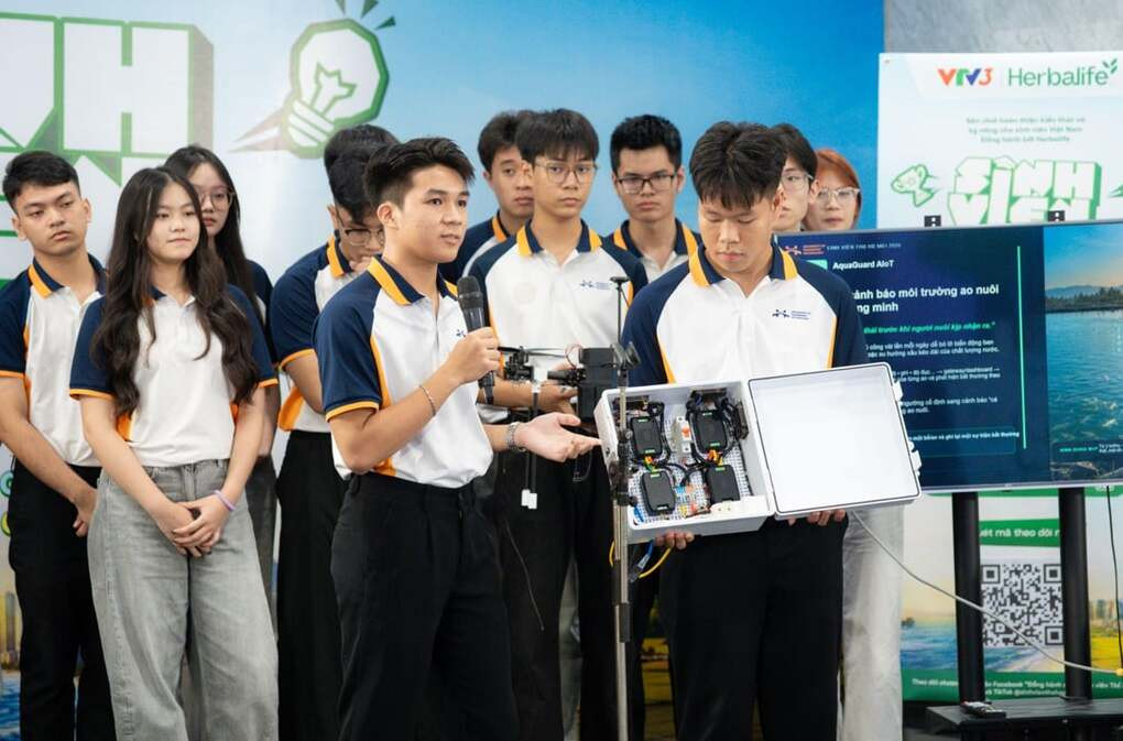 Đội trường Đại học Công nghệ Giao thông vận tải giới thiệu AquaGuard AIoT, hệ thống cảnh báo môi trường ao nuôi cá, tôm.