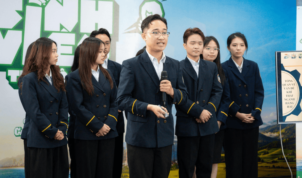 Đại diện trường Đại học Hàng hải Việt Nam trình bày dự án SPEI Community. Ảnh: SVTHM 2026