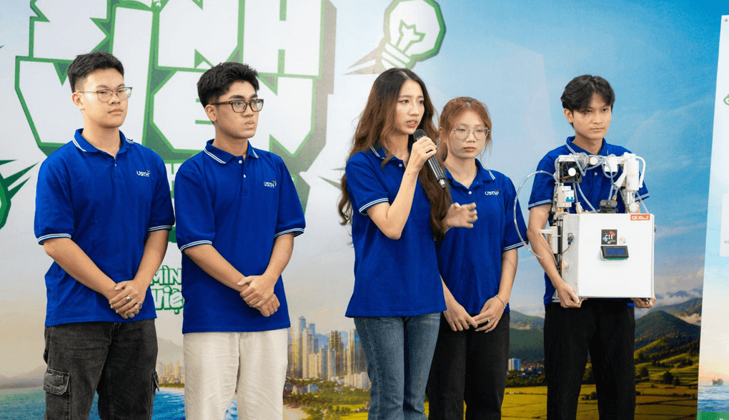 Nhóm sinh viên trường Đại học Khoa học và Công nghệ Hà Nội mang đến dự án Eco Safe Pin. Ảnh: SVTHM 2026