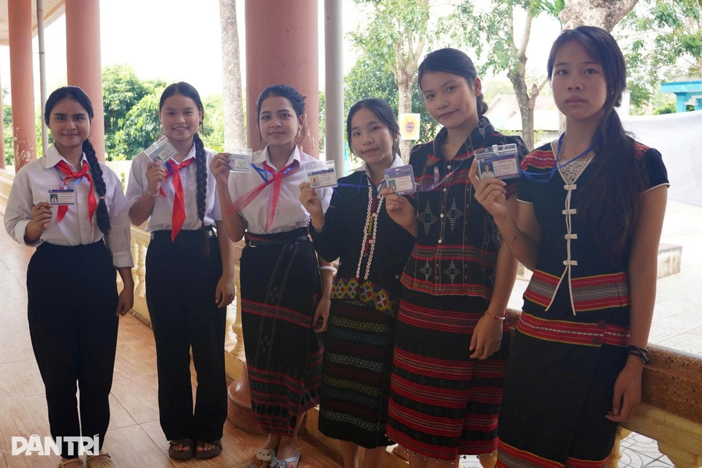 Học sinh vào lớp quẹt thẻ như dân văn phòng chấm công - 5