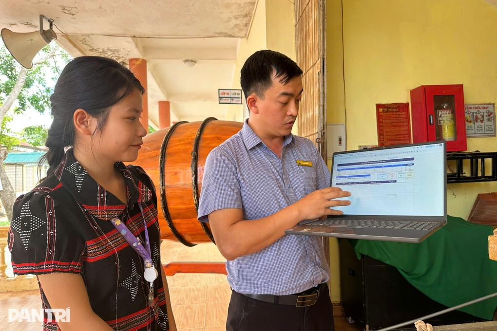 Học sinh vào lớp quẹt thẻ như dân văn phòng chấm công - 3