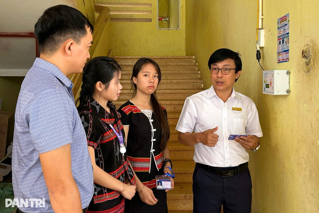 Học sinh vào lớp quẹt thẻ như dân văn phòng chấm công - 4