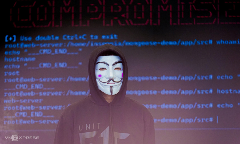 Một người đeo mặt nạ hacker tại một sự kiện về an ninh mạng tại TP HCM. Ảnh: Bảo Lâm