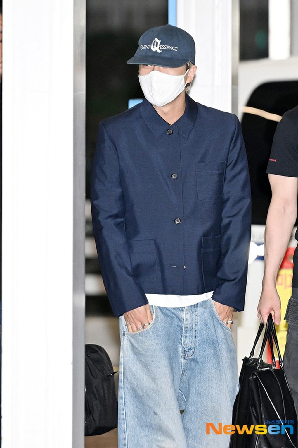 G-Dragon - thủ lĩnh BIGBANG quấn khăn, mặc áo rét kín mít bay sang Việt Nam - 3