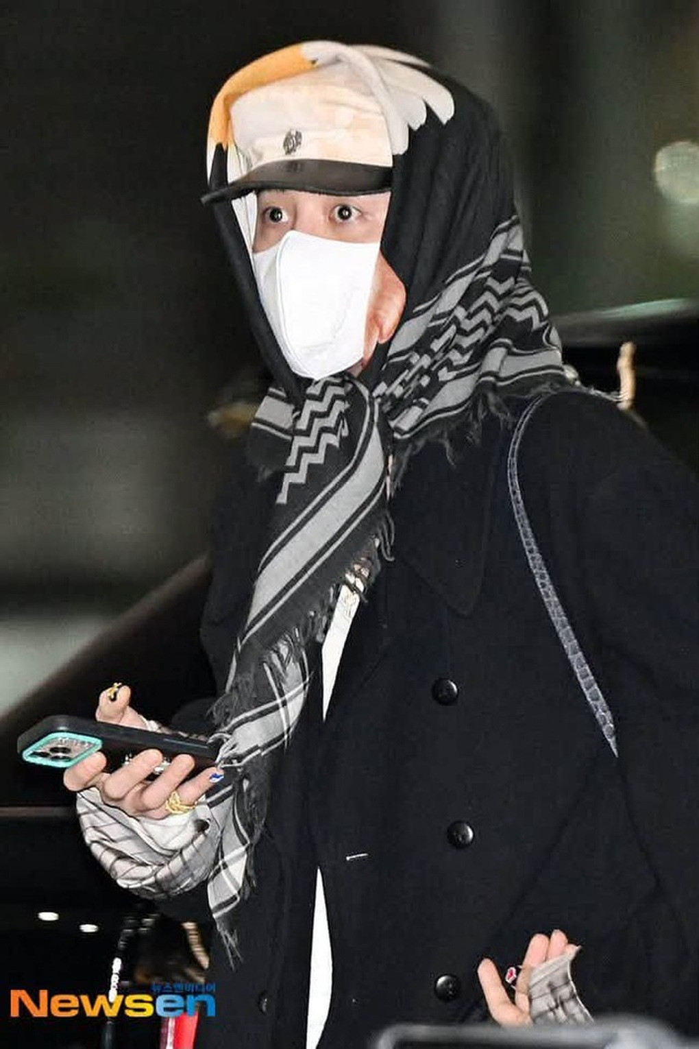 G-Dragon - thủ lĩnh BIGBANG quấn khăn, mặc áo rét kín mít bay sang Việt Nam - 2