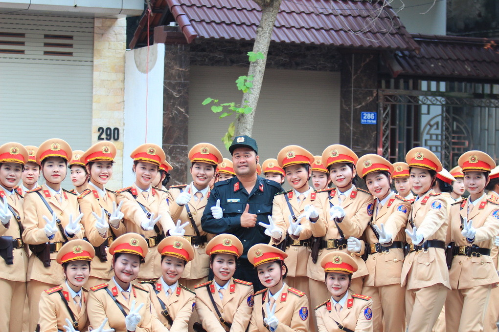 Nguyệt Hằng (liền phải nam chiến sĩ) trong đợt diễu binh, diễu hành kỷ niệm 70 năm chiến thắng Điện Biên Phủ. Ảnh: Nhân vật cung cấp