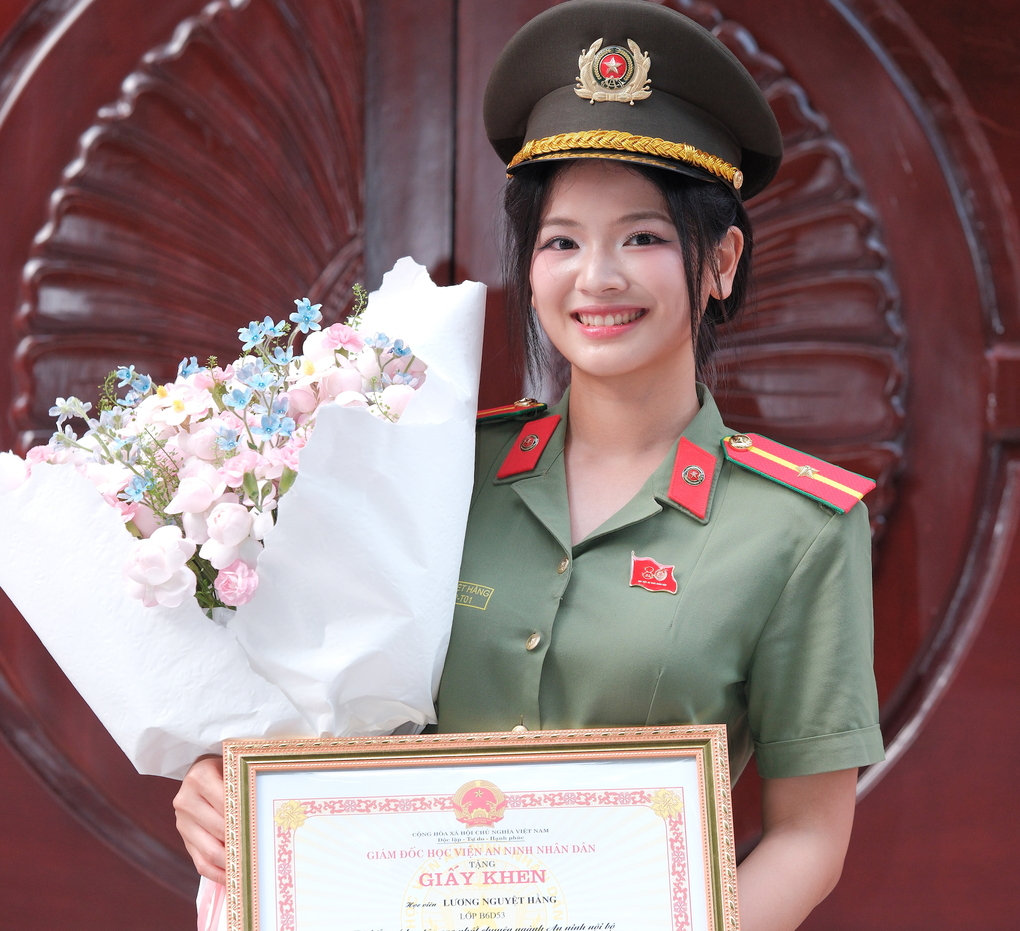 Lương Nguyệt Hằng nhận giấy khen nhờ đạt kết quả cao nhất chuyên ngành An ninh nội bộ. Ảnh: Nhân vật cung cấp