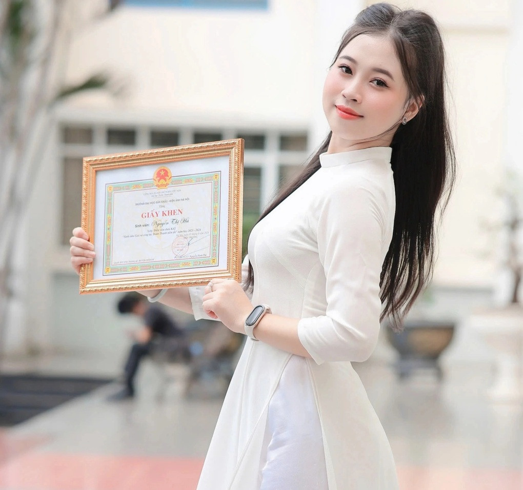 Chạy sô đám cưới nuôi đam mê, nữ sinh xuất sắc trở thành thủ khoa đầu ra - 1