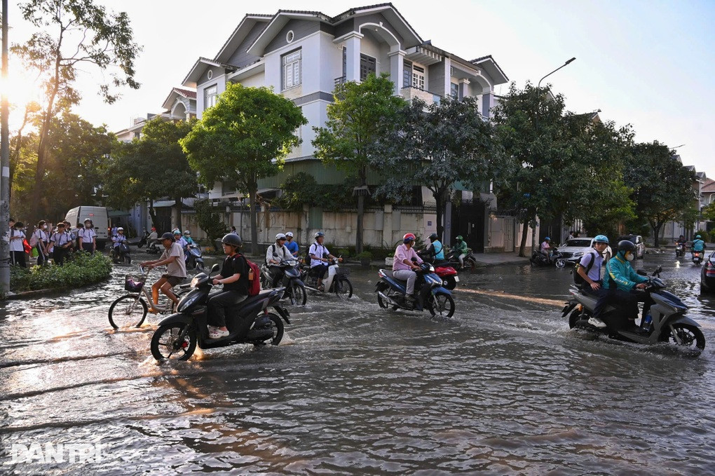 Học sinh bì bõm lội nước về nhà vì triều cường dâng giờ tan tầm ở TPHCM - 2