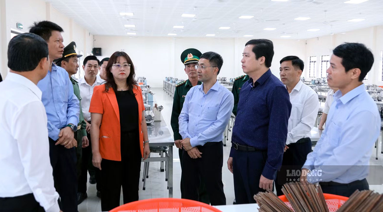 Thường trực Tỉnh ủy Lào Cai thăm cơ sở vật chất Trường Phổ thông nội trú Tiểu học và THCS Pha Long. Ảnh: Phan Tuấn 