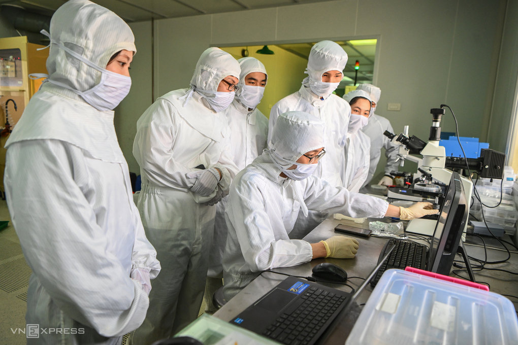 Học viện, sinh viên trong phòng sạch, nghiên cứu về bán dẫn ở trường Đại học Khoa học Tự nhiên, Đại học Quốc gia Hà Nội. Ảnh: Giang Huy